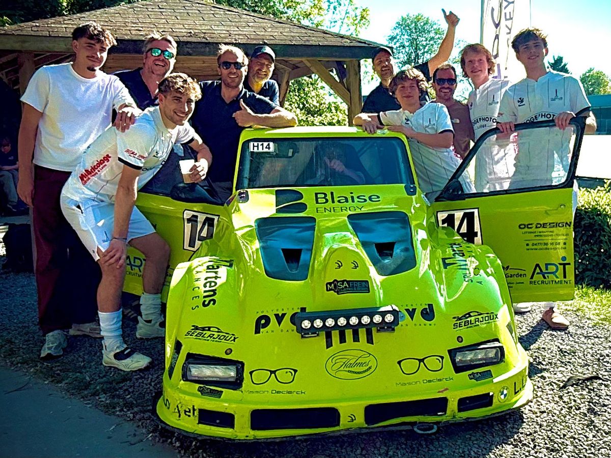 L'équipe et les joueurs de l'Old Club autour de la 2CV au Super Sunday