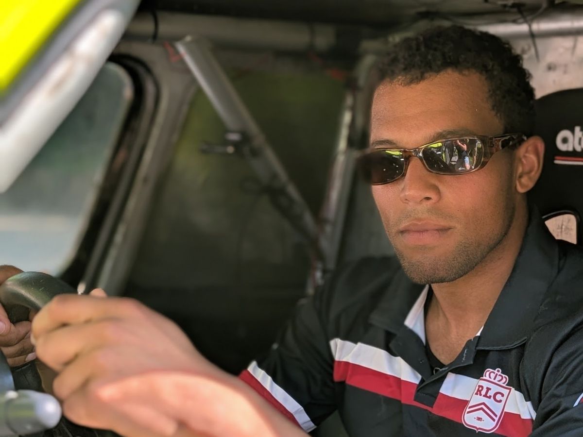 Un joueur de hockey au volant de la 2CV