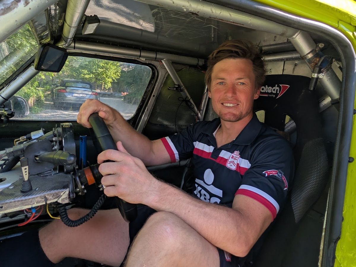 Un joueur de hockey au volant de la 2CV, tout sourire