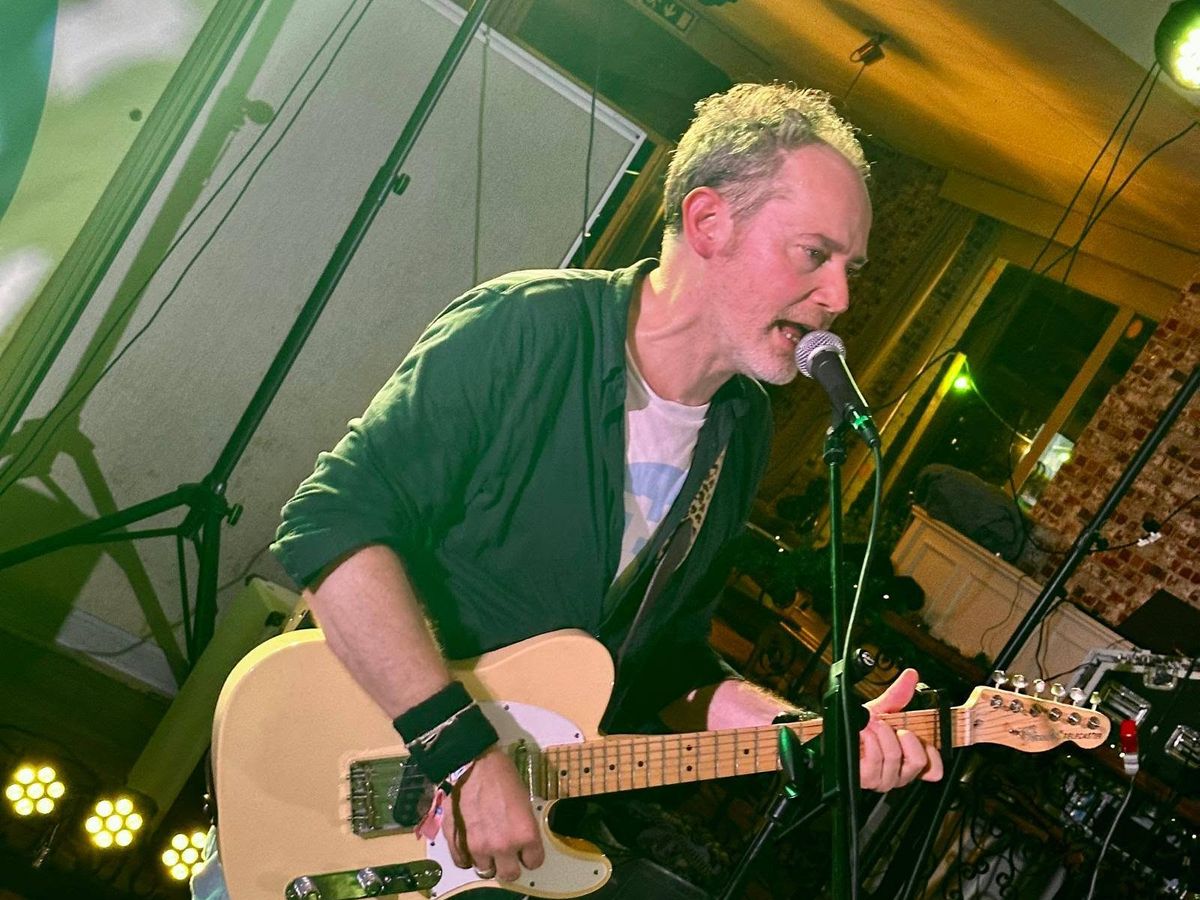 Le guitariste de The 40OZ au micro