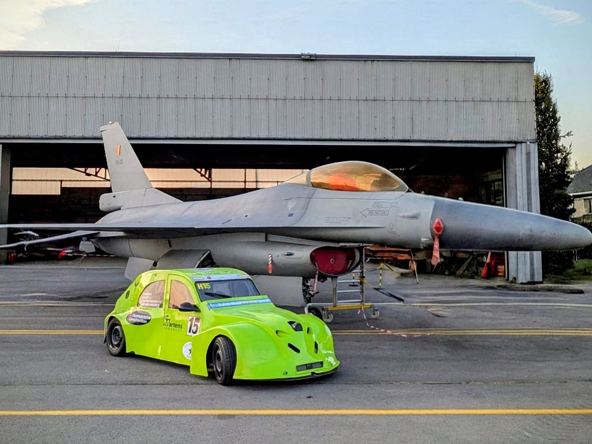 La 2CV #15 devant un F16 de la Force aérienne, devant un hangar