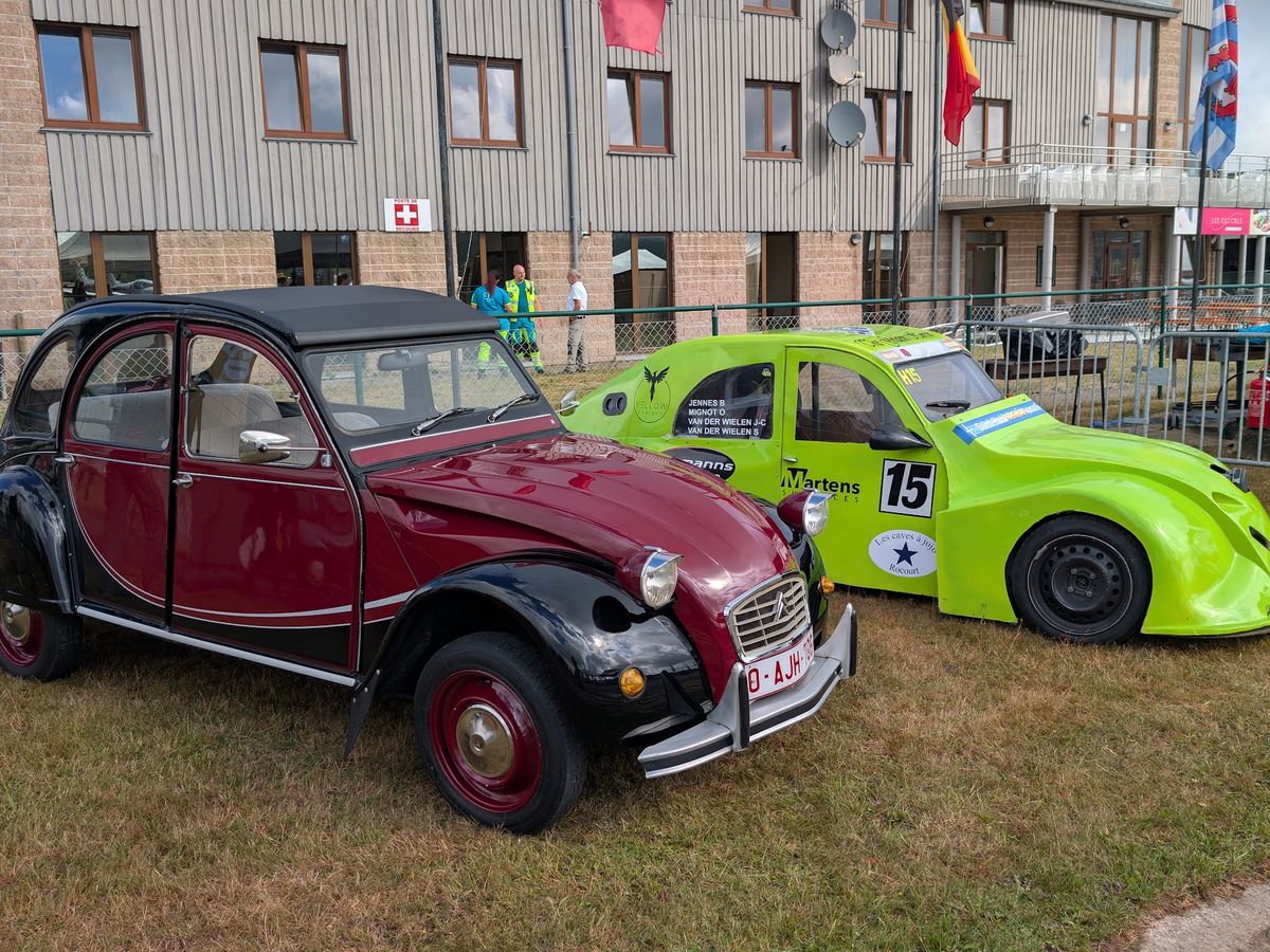 La 2CV de course #15 garée à côté d'une 2CV Charleston