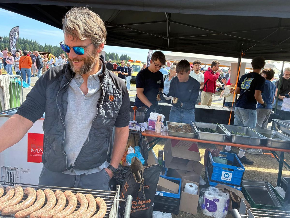 Au grill, devant une foule de visiteurs de l'Air Show