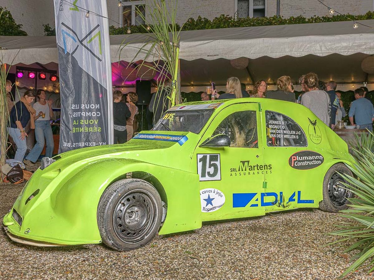 La 2CV #15 exposée devant la tente de la soirée