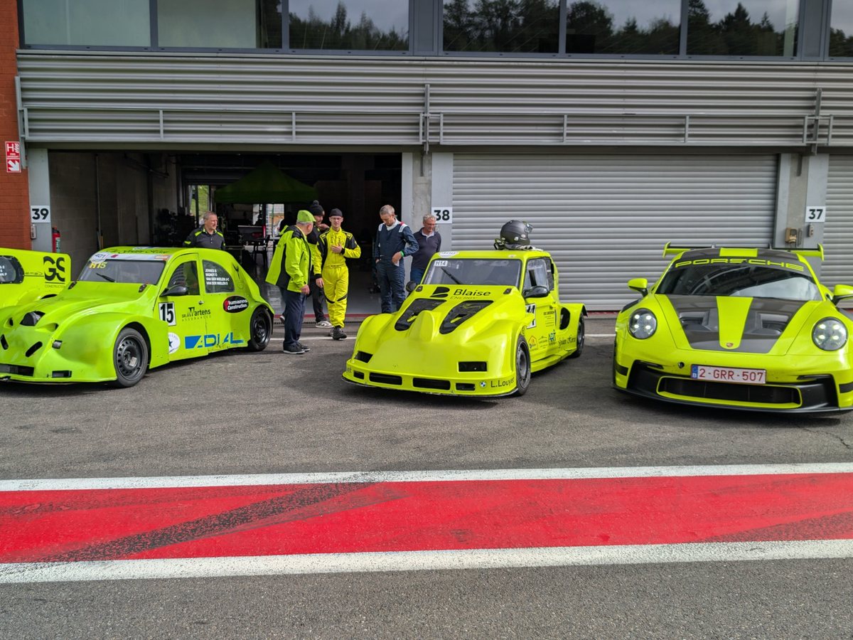 La 2CV #15 alignée devant les boxes de Spa avec les autres voitures vert lime